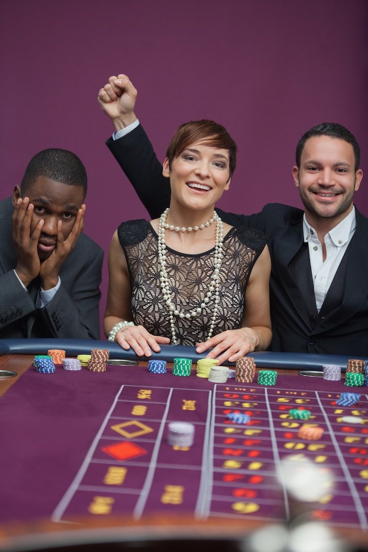 Studio dealer langsung putar slot dengan permainan Baccarat real-time